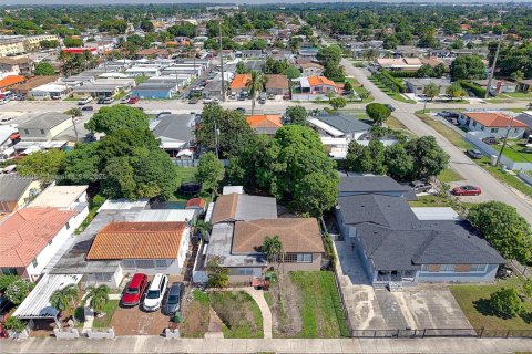 House in Hialeah, Florida 5 bedrooms, 174.38 sq.m. № 1928625 - photo 25