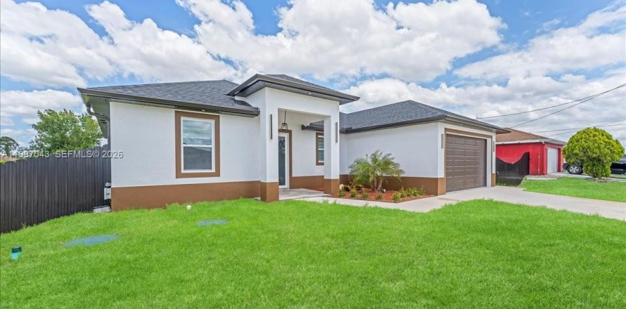 House in Lehigh Acres, Florida 3 bedrooms № 2068254