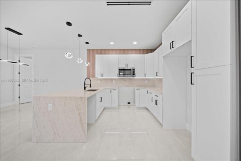 House in Lehigh Acres, Florida 3 bedrooms № 2068254 - photo 11