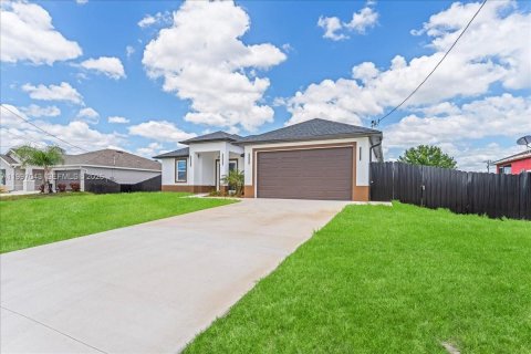 House in Lehigh Acres, Florida 3 bedrooms № 2068254 - photo 3