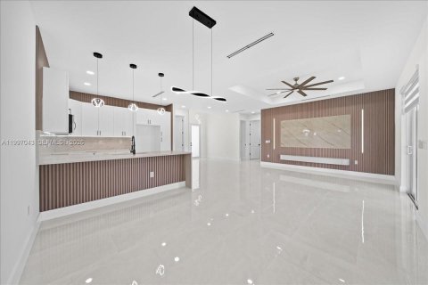 House in Lehigh Acres, Florida 3 bedrooms № 2068254 - photo 4