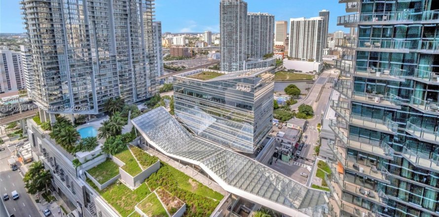 Condo à Miami, Floride, 3 chambres  № 2153964