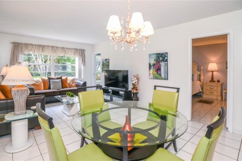 Condo in Lauderdale Lakes, Florida, 1 bedroom  № 1714631 - photo 11