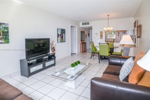 Condo in Lauderdale Lakes, Florida, 1 bedroom  № 1714631 - photo 14