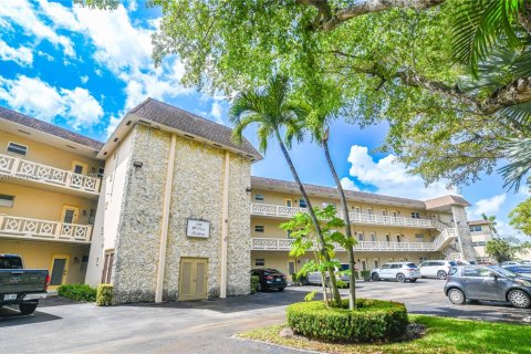 Condo in Lauderdale Lakes, Florida, 1 bedroom  № 1714631 - photo 1