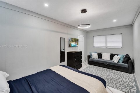 House in Wilton Manors, Florida 7 bedrooms, 137.03 sq.m. № 2010340 - photo 17