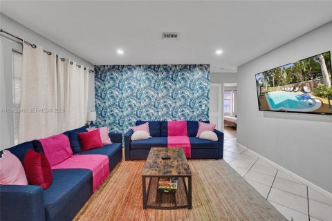 House in Wilton Manors, Florida 7 bedrooms, 137.03 sq.m. № 2010340 - photo 11