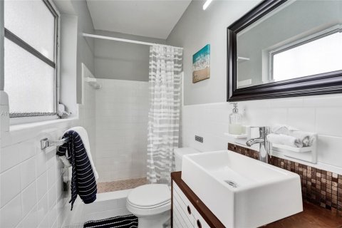 House in Wilton Manors, Florida 7 bedrooms, 137.03 sq.m. № 2010340 - photo 24