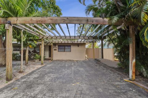 House in Wilton Manors, Florida 7 bedrooms, 137.03 sq.m. № 2010340 - photo 8