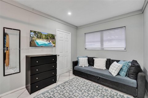 House in Wilton Manors, Florida 7 bedrooms, 137.03 sq.m. № 2010340 - photo 18