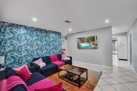 House in Wilton Manors, Florida 7 bedrooms, 137.03 sq.m. № 2010340 - photo 14