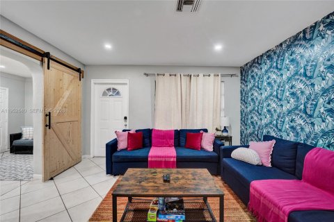 House in Wilton Manors, Florida 7 bedrooms, 137.03 sq.m. № 2010340 - photo 13