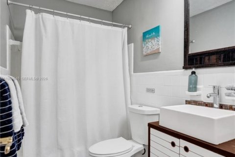 House in Wilton Manors, Florida 7 bedrooms, 137.03 sq.m. № 2010340 - photo 28