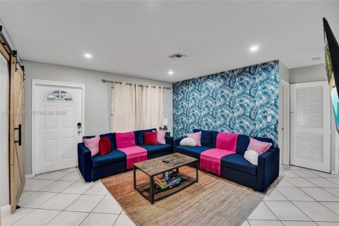 House in Wilton Manors, Florida 7 bedrooms, 137.03 sq.m. № 2010340 - photo 12