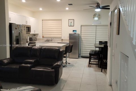 Condo in Hialeah, Florida, 3 bedrooms  № 2087090 - photo 8