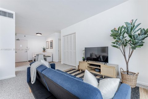 Condo in Miami Beach, Florida  № 2046385 - photo 11
