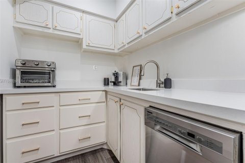 Condo in Miami Beach, Florida  № 2046385 - photo 18