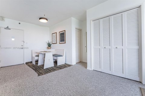 Condo in Miami Beach, Florida  № 2046385 - photo 7