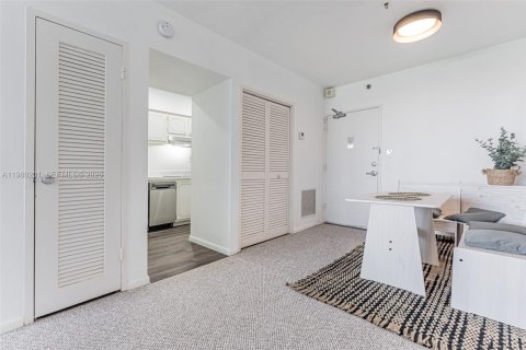 Condo in Miami Beach, Florida  № 2046385 - photo 8