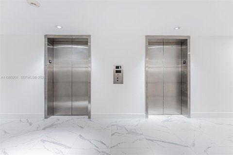 Condo in Miami Beach, Florida  № 2046385 - photo 4