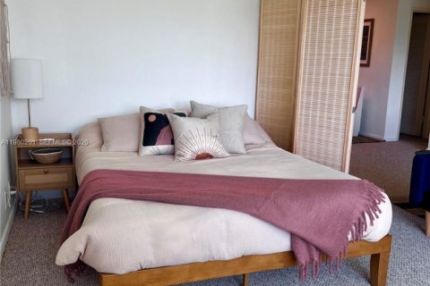 Condo in Miami Beach, Florida  № 2046385 - photo 15