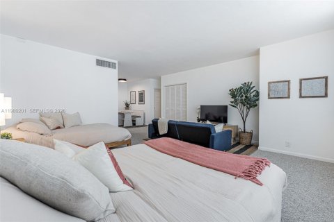 Condo in Miami Beach, Florida  № 2046385 - photo 10