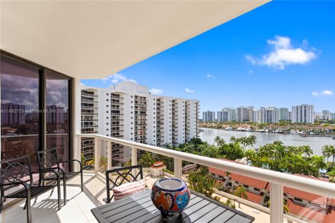 Condo in Aventura, Florida, 2 bedrooms  № 1946419 - photo 14