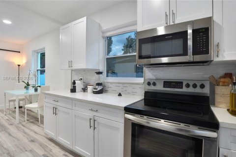 House in North Miami Beach, Florida 3 bedrooms, 68.93 sq.m. № 1997077 - photo 13