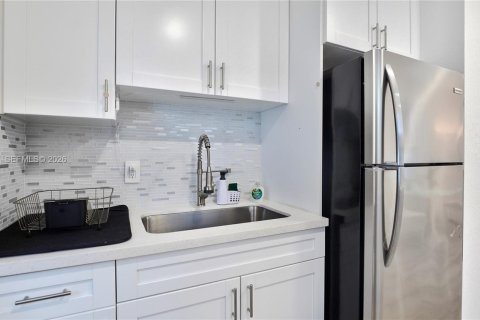 House in North Miami Beach, Florida 3 bedrooms, 68.93 sq.m. № 1997077 - photo 10