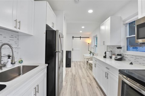 House in North Miami Beach, Florida 3 bedrooms, 68.93 sq.m. № 1997077 - photo 11