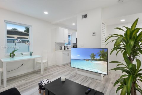House in North Miami Beach, Florida 3 bedrooms, 68.93 sq.m. № 1997077 - photo 2