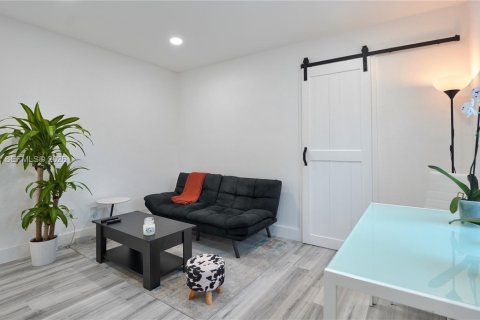 House in North Miami Beach, Florida 3 bedrooms, 68.93 sq.m. № 1997077 - photo 5