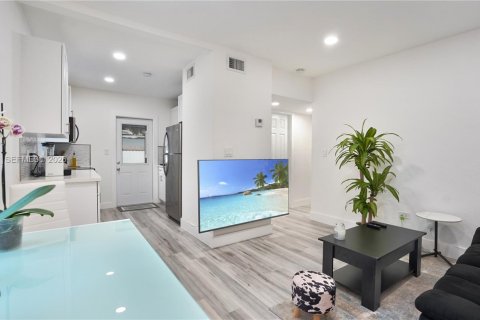 House in North Miami Beach, Florida 3 bedrooms, 68.93 sq.m. № 1997077 - photo 4