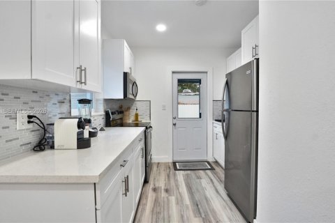 House in North Miami Beach, Florida 3 bedrooms, 68.93 sq.m. № 1997077 - photo 8