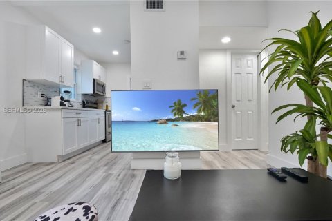 House in North Miami Beach, Florida 3 bedrooms, 68.93 sq.m. № 1997077 - photo 3
