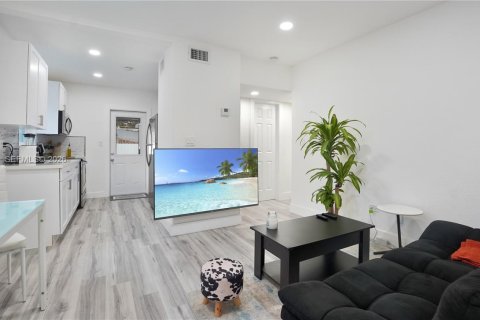 House in North Miami Beach, Florida 3 bedrooms, 68.93 sq.m. № 1997077