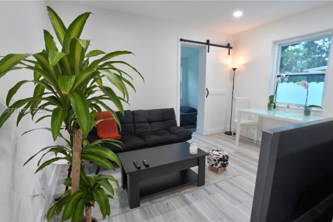 House in North Miami Beach, Florida 3 bedrooms, 68.93 sq.m. № 1997077 - photo 7