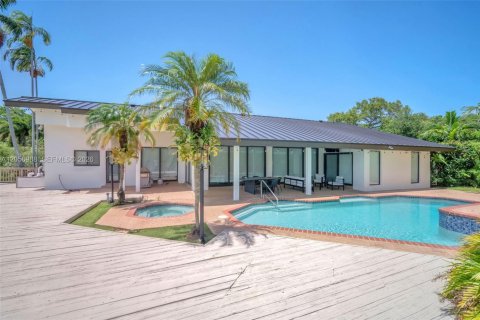 House in Hollywood, Florida 5 bedrooms, 325.16 sq.m. № 2169294