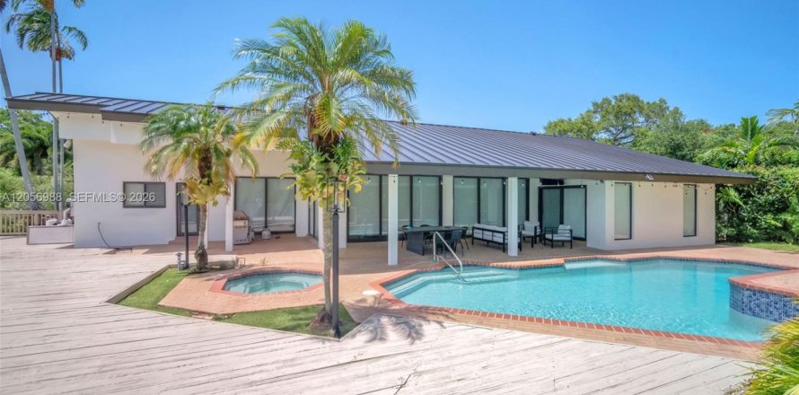 House in Hollywood, Florida 5 bedrooms, 325.16 sq.m. № 2169294