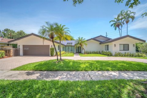 House in Hollywood, Florida 5 bedrooms, 325.16 sq.m. № 2169294 - photo 2