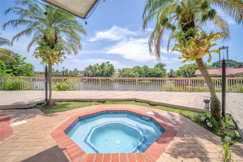 House in Hollywood, Florida 5 bedrooms, 325.16 sq.m. № 2169294 - photo 4