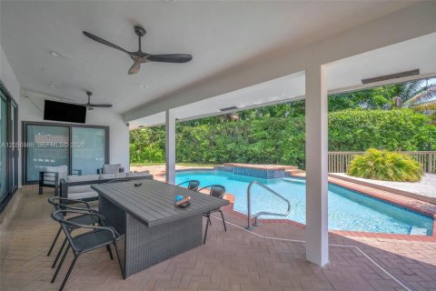 House in Hollywood, Florida 5 bedrooms, 325.16 sq.m. № 2169294 - photo 10