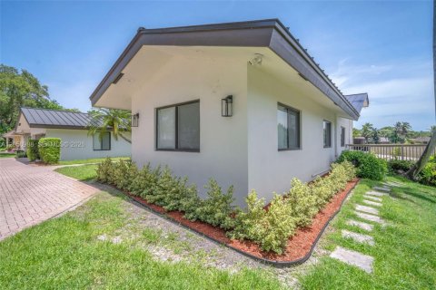 House in Hollywood, Florida 5 bedrooms, 325.16 sq.m. № 2169294 - photo 13