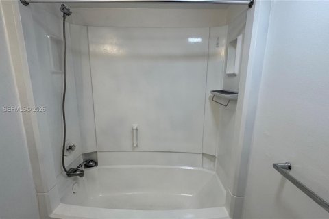 Condominio en alquiler en Miami, Florida, 2 dormitorios, 84.17 m2 № 1997245 - foto 18