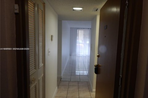 Condominio en alquiler en Miami, Florida, 2 dormitorios, 84.17 m2 № 1997245 - foto 2