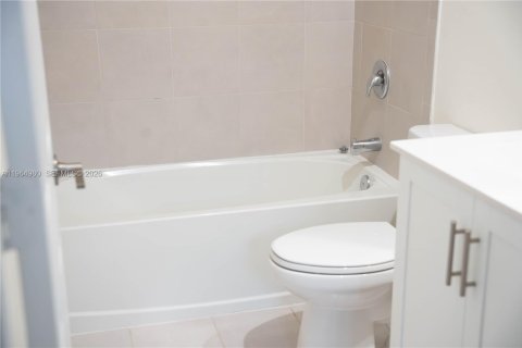 Casa en alquiler en Hialeah, Florida, 3 dormitorios, 143.07 m2 № 2026347 - foto 27