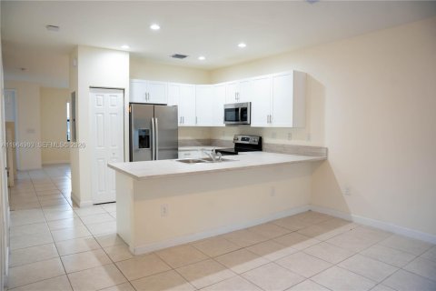 Casa en alquiler en Hialeah, Florida, 3 dormitorios, 143.07 m2 № 2026347 - foto 3