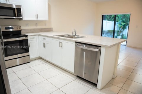 Casa en alquiler en Hialeah, Florida, 3 dormitorios, 143.07 m2 № 2026347 - foto 4