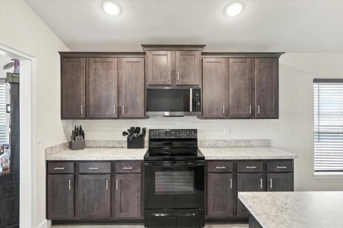 House in Haines City, Florida 3 bedrooms, 165.64 sq.m. № 2396671 - photo 14