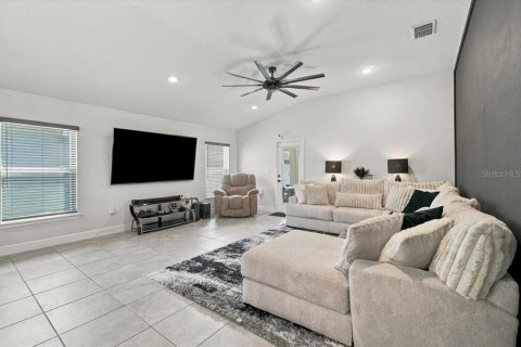 House in Haines City, Florida 3 bedrooms, 165.64 sq.m. № 2396671 - photo 10